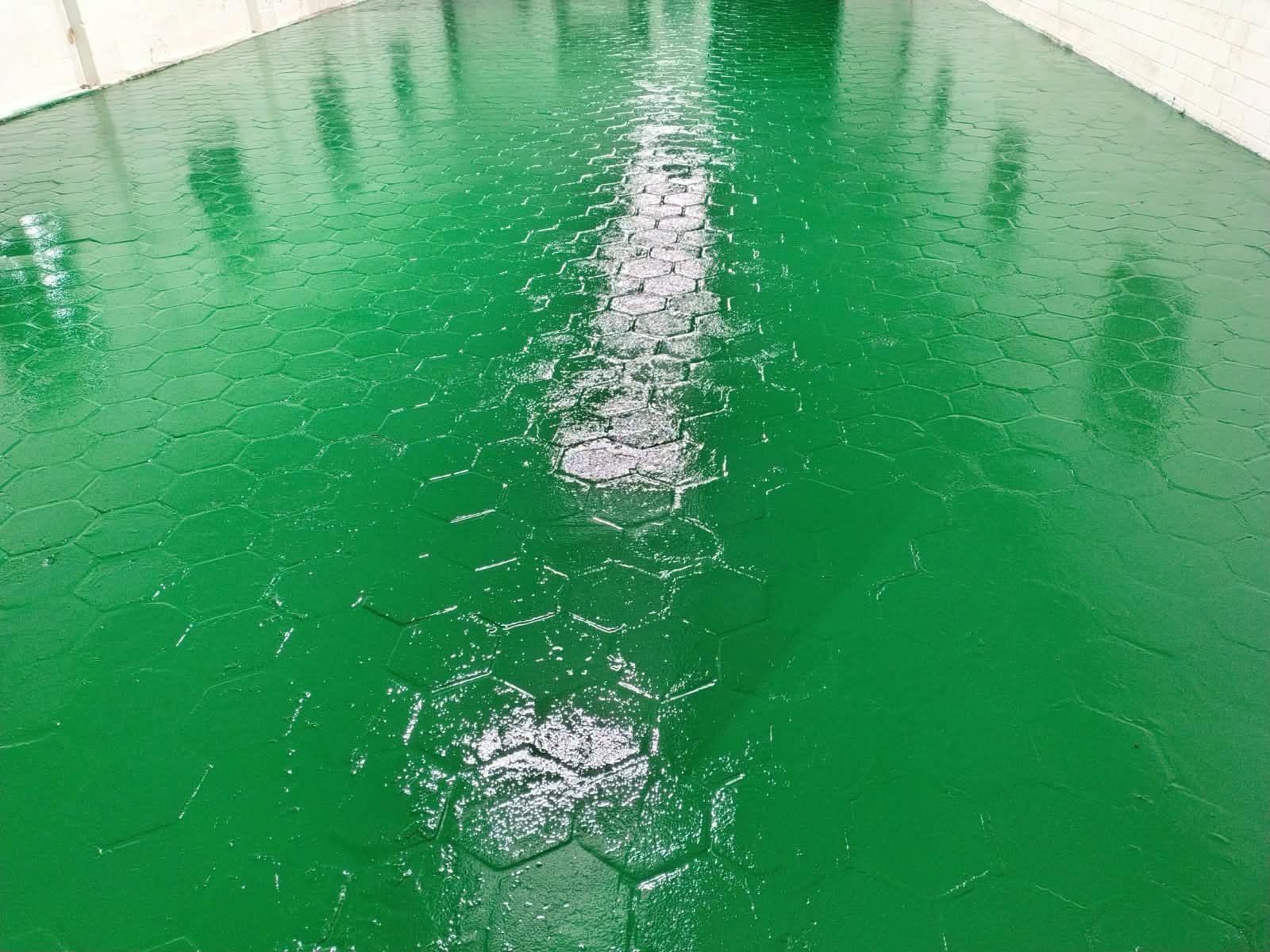 Green anti-skid textured epoxy floor coating in a wash area