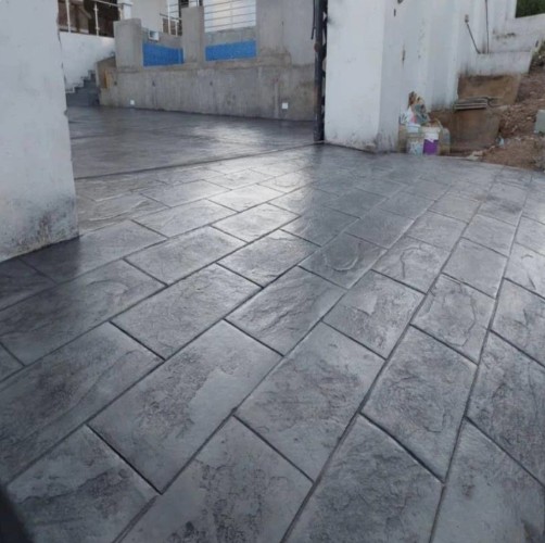 Stamped concrete surface with patterned stone imprint